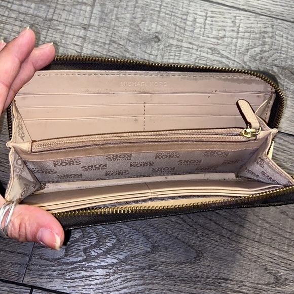 Michael Kors Long Zip Wallet - Picture 3 of 7